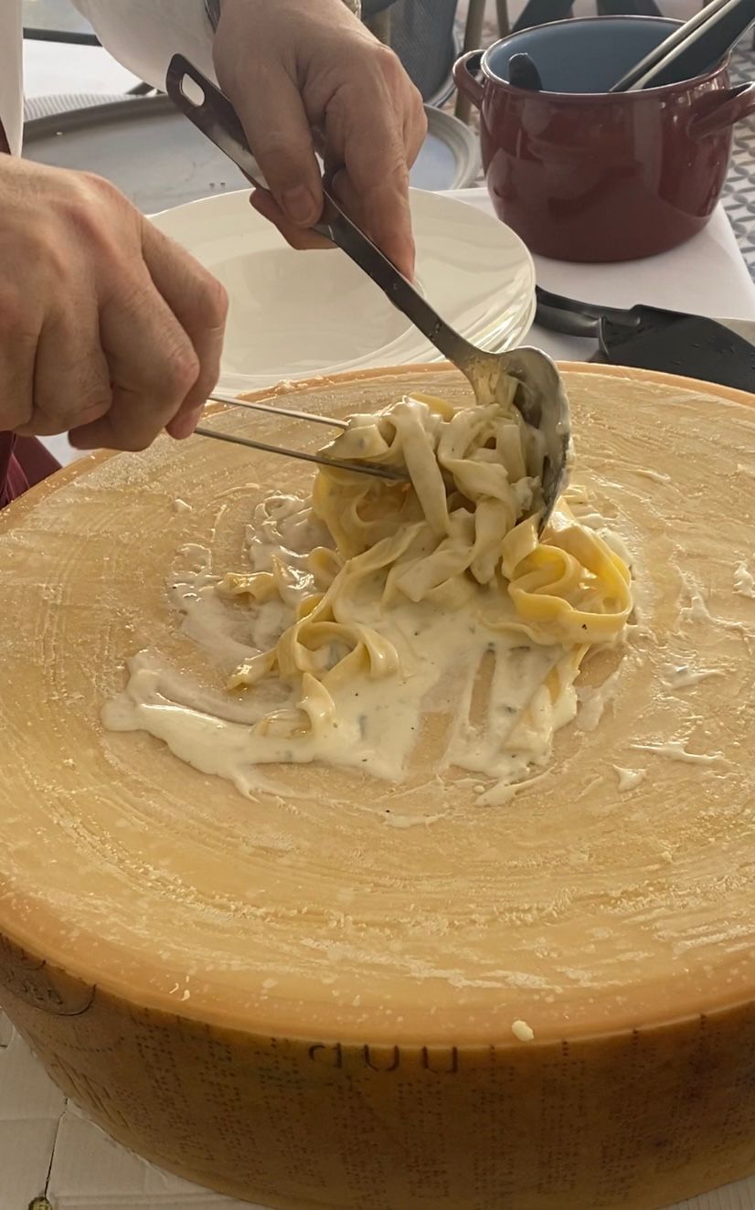 Tagliatelle al gorgonzola con noci servite nella ruota di parmigiano