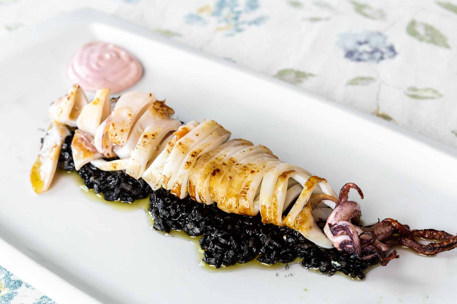 Calamar de potera con arroz negro