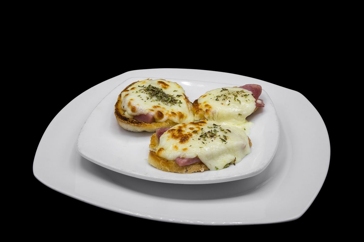 garlic bread with cheese and ham or bacon