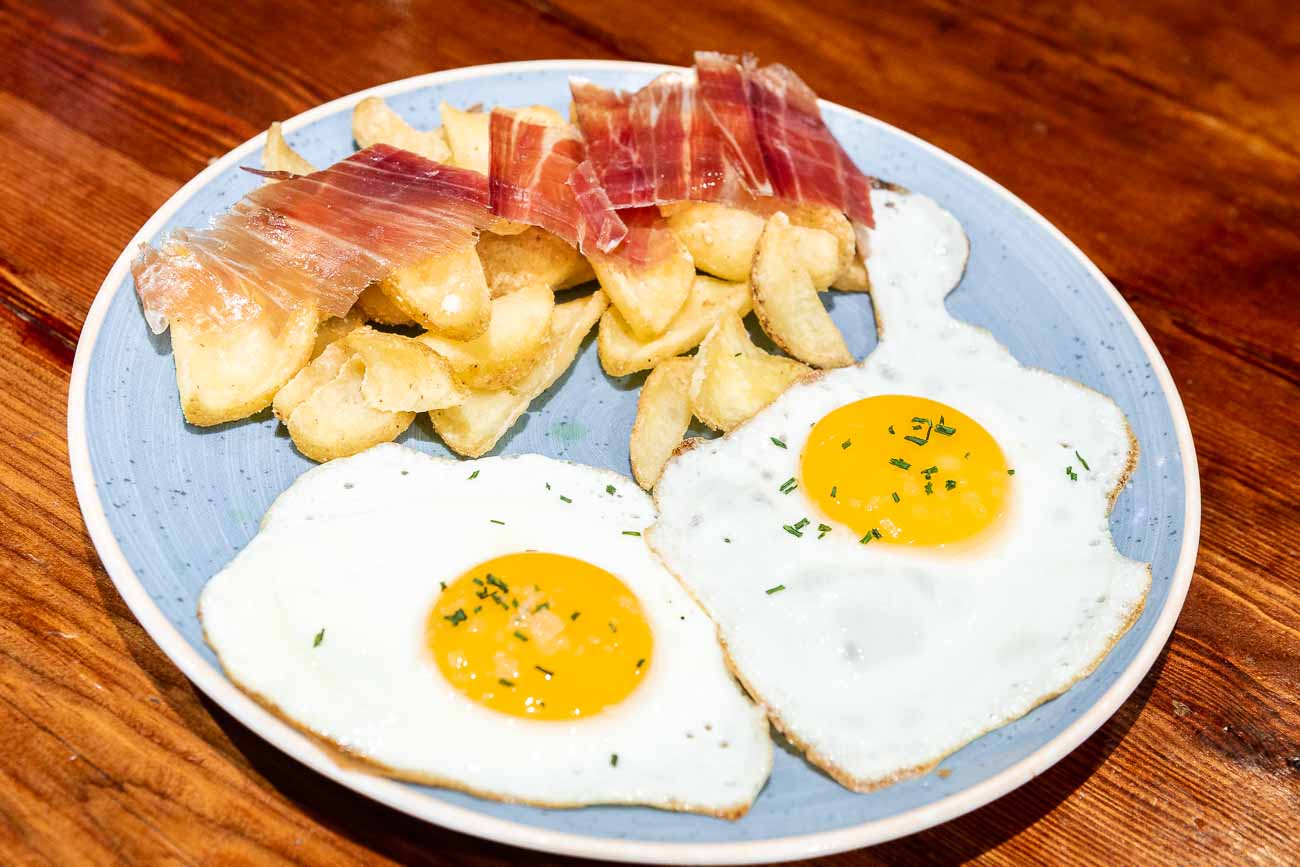 Alambique (Potatoes, fried egg & ham)