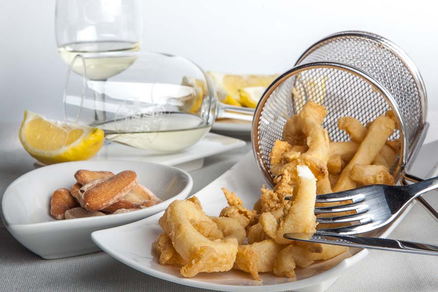 Calamari del sud della Spagna tagliati a fettine, infarinati e fritti in olio di oliva