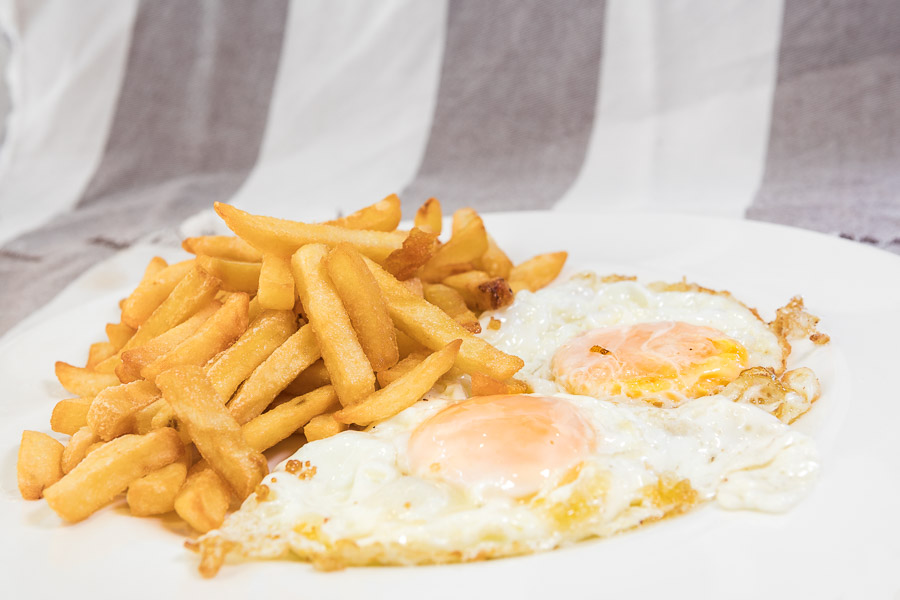 Fried eggs with French fries (Extra bacon 1,00€ or extra ham 3,00€)