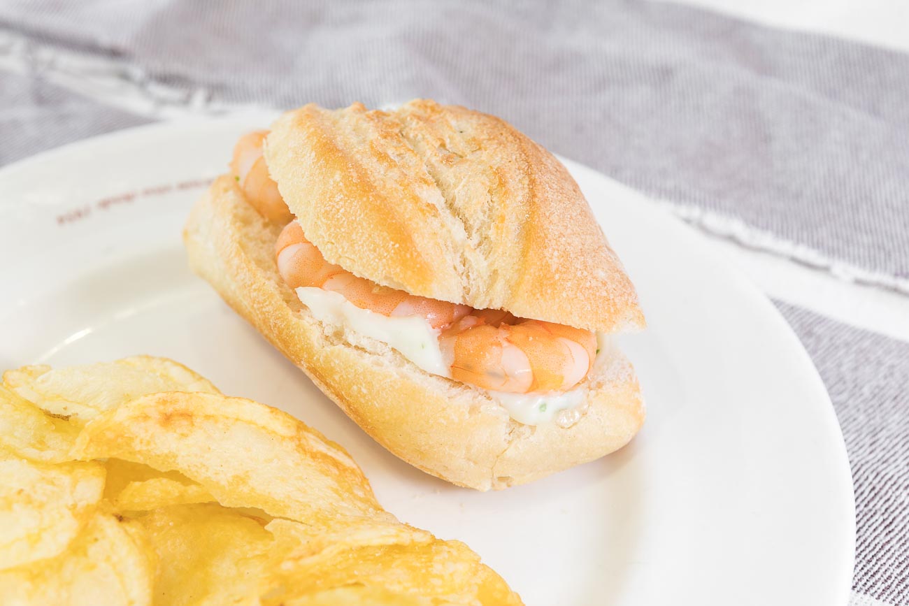 Rustic mini-baguette with ali-oli prawns