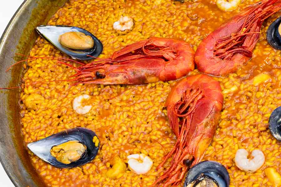 Paella de arroz, camarão carabinero