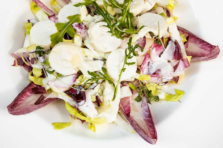 Salat mit Chicorée-Blättern, frische Palme, Blauschimmelkäse