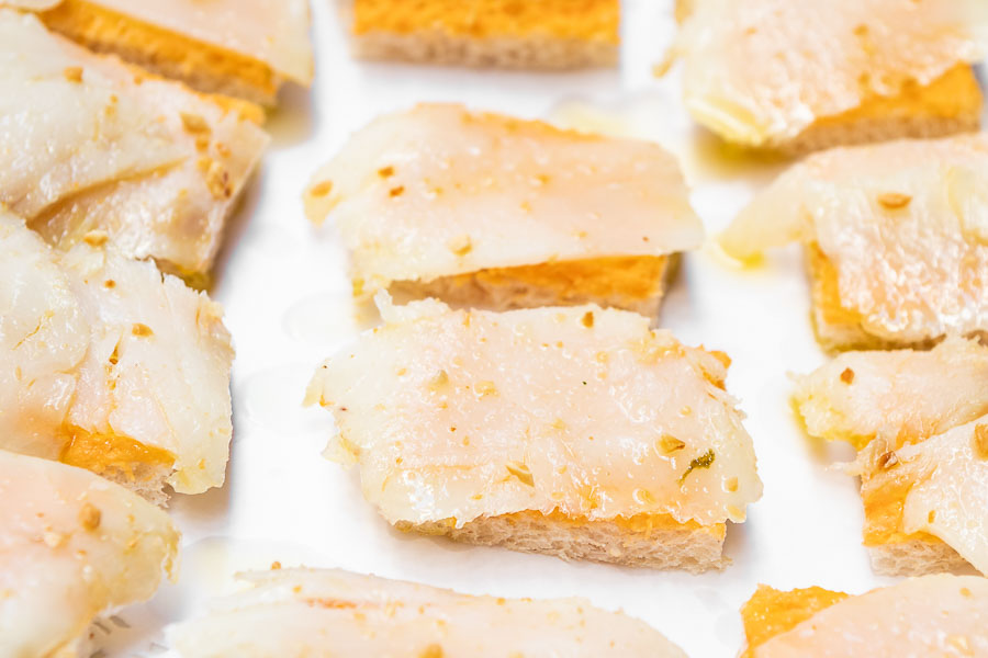 Tostaditas de bacalao ahumado sobre salmorejo en crema y tartare de almendras