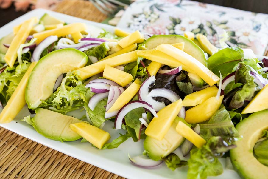 Ensalada de mango, aguacate y mezcla de hojas