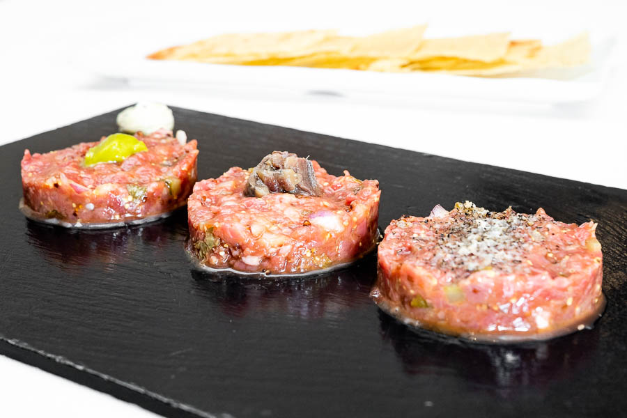 Trilogía de mini Steak tartar con matices de Trufa, anchoa y wasabi