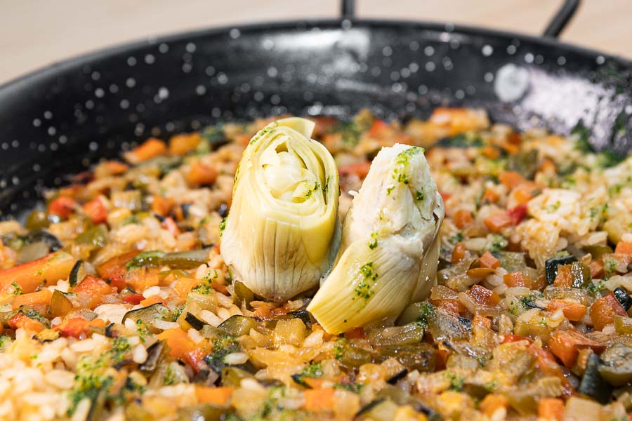 Paella mit Gemüse und Artischocken