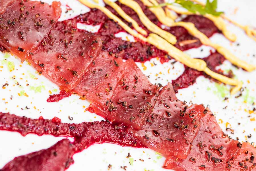 Sashimi salzonado y trufado con virutas de corazón de atún