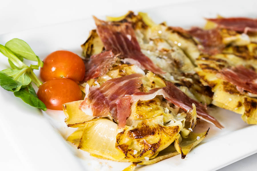 Candied artichokes with Iberian ham