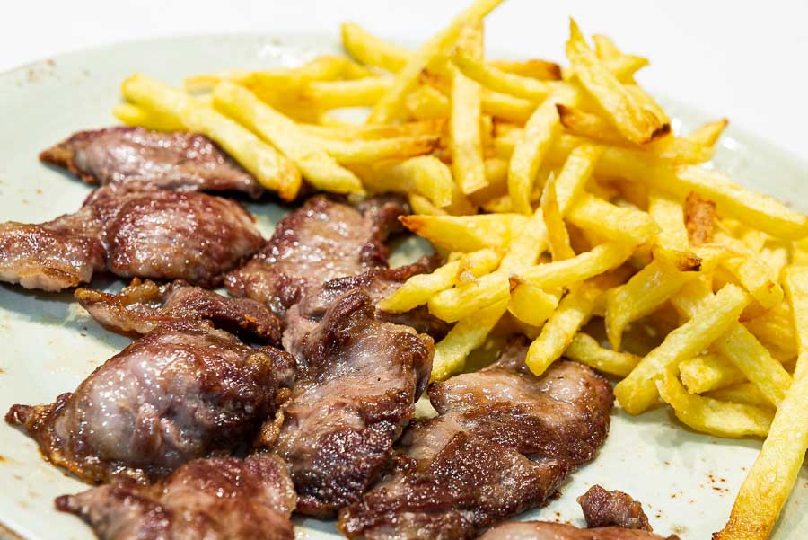 Savoureux steak de porc ibérique sur le gril