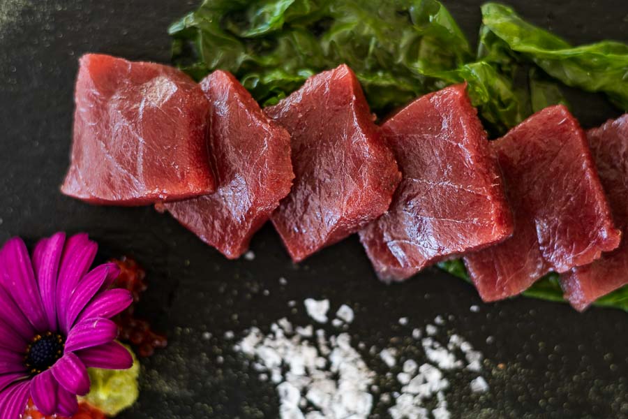 Sashimi de atún rojo con escamas de sal