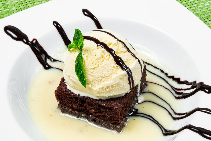 Черный шоколадное пирожное с кремом из белого шоколада и кремом из белого шоколада