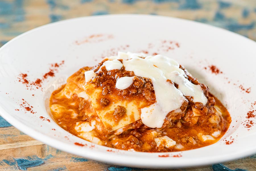 Lasagna con salsa bolognese, bechamel y parmesano