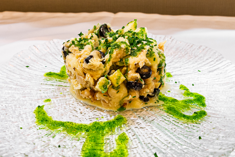 Scrambled eggs with cod, black olives and potatoes