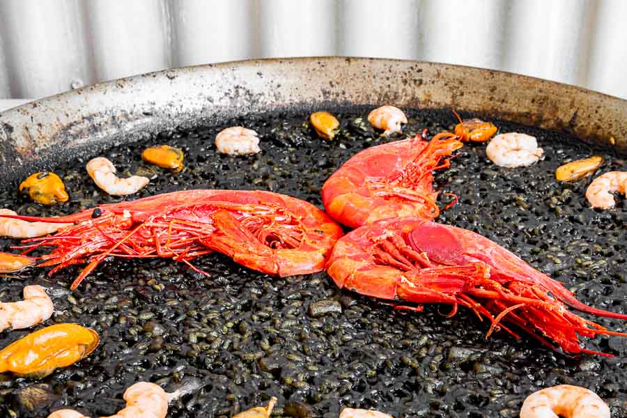 Black rice with scarlet shrimps