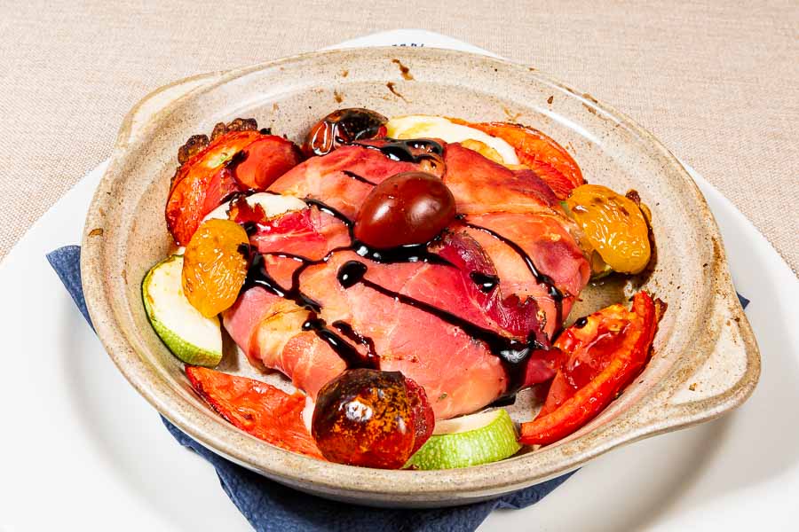 Zerlassener Provolone mit speck und frischer tomaten