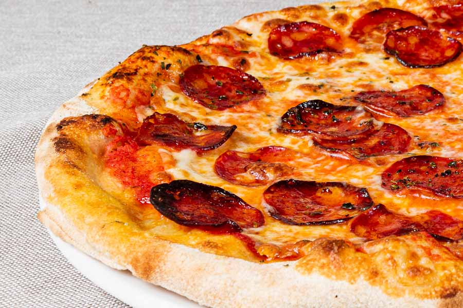 Pizza mit Peperoni