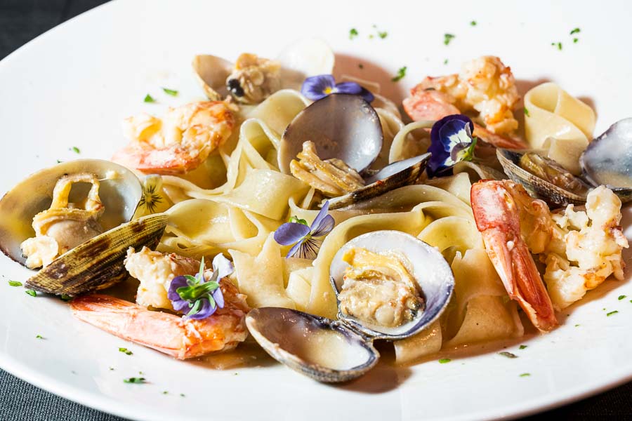 shrimp, clams, white wine, garlic