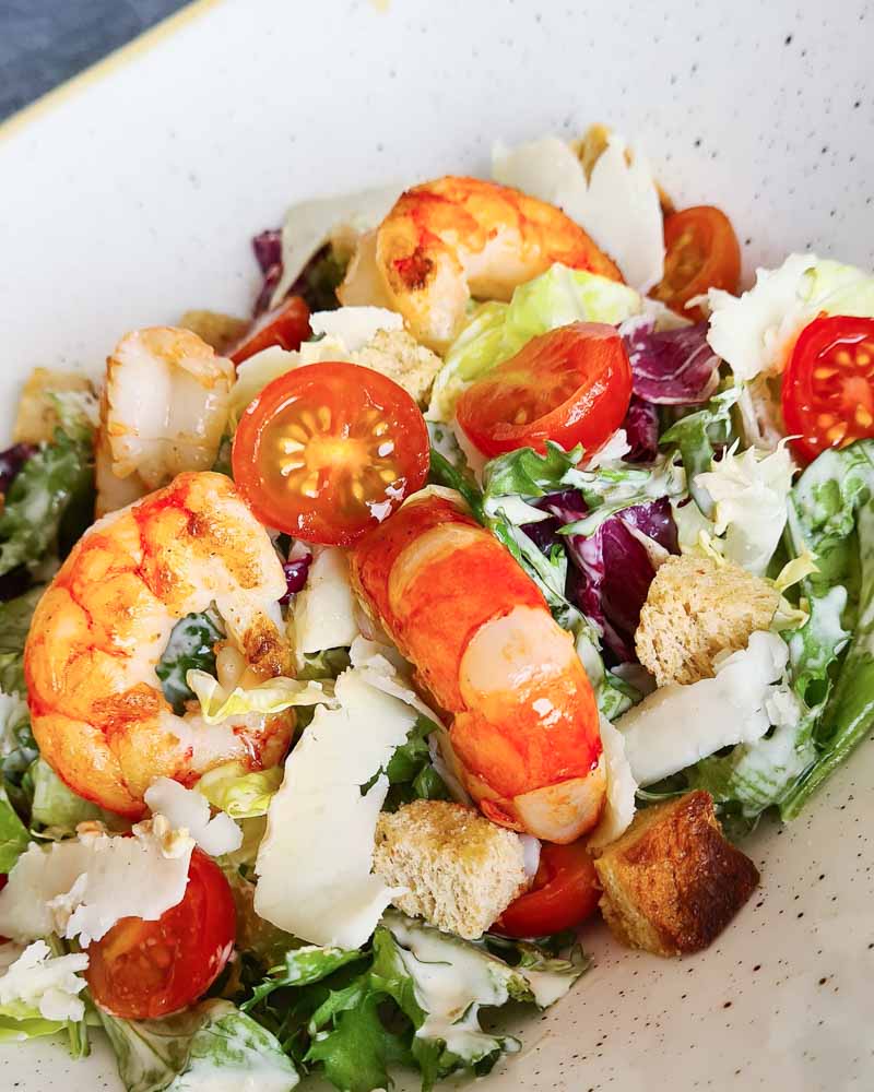 Salada Caesar com camarão grelhado