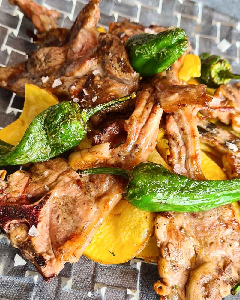 Lamb chops with chips and fried peppers