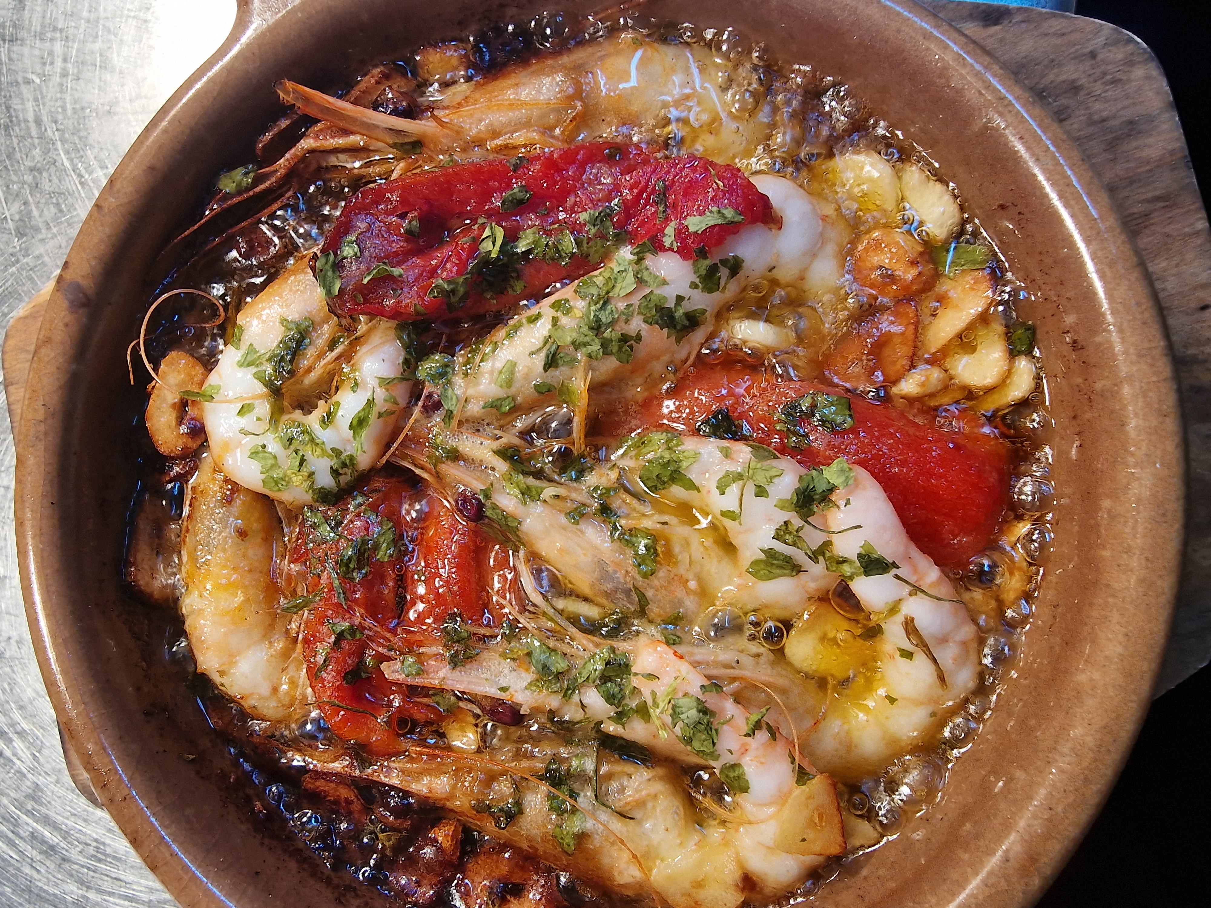 Gamba de Fuengirola al ajillo con tomate marinado