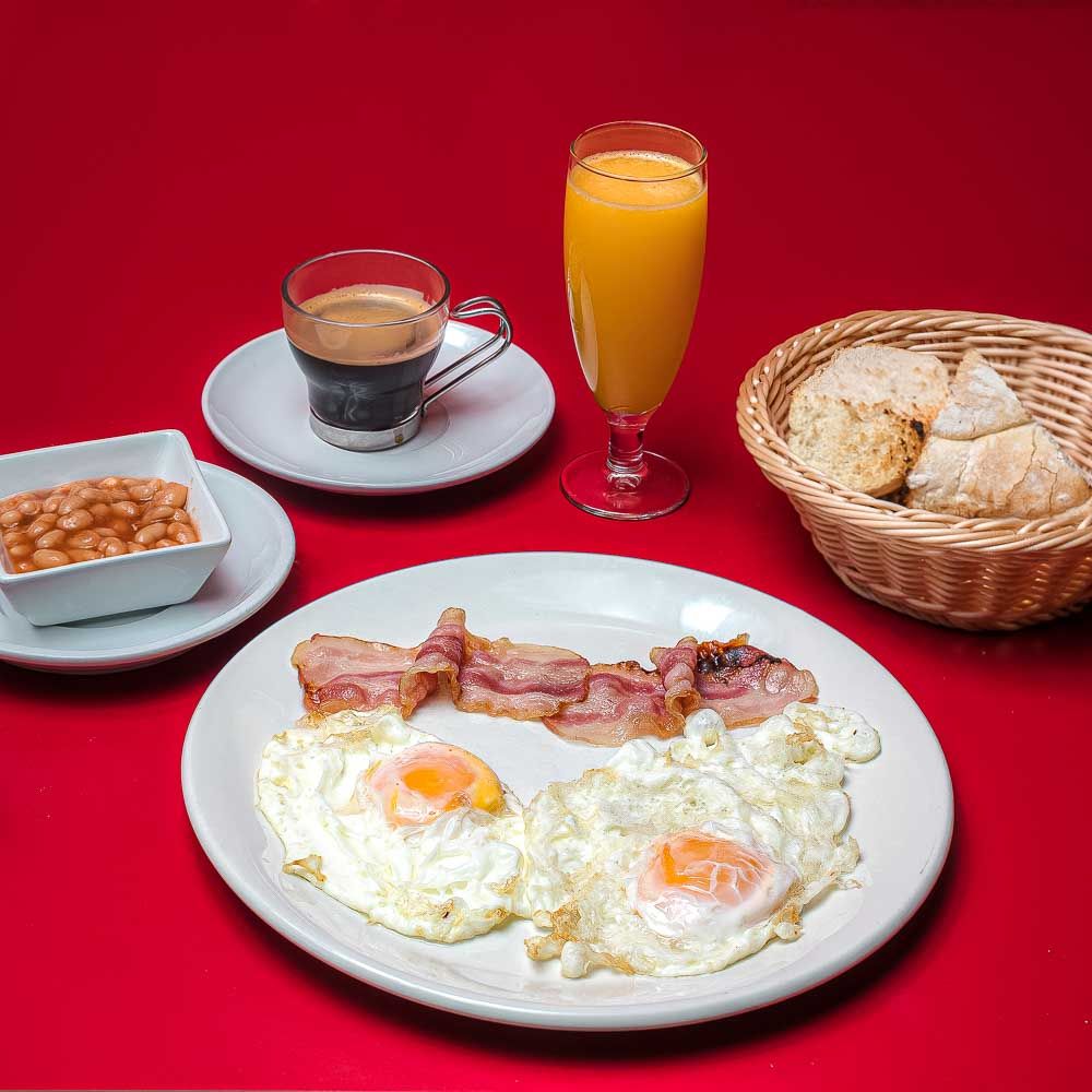 Nº4 English breakfast: Fried eggs, bacon, beans, fresh orange juice, tea or coffee and bread