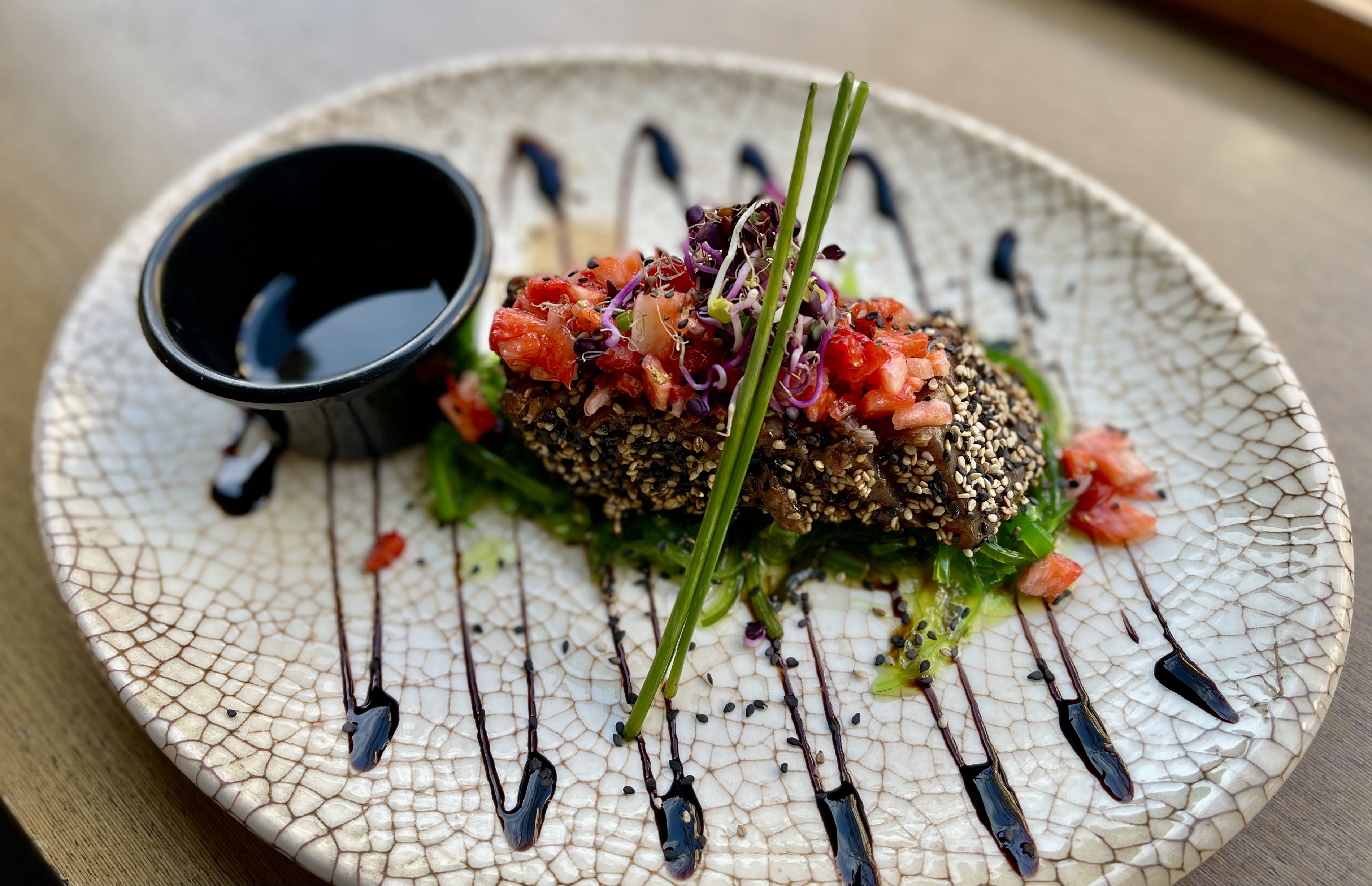 Tataki de atún con alga wakame, fresas y salsa de soja
