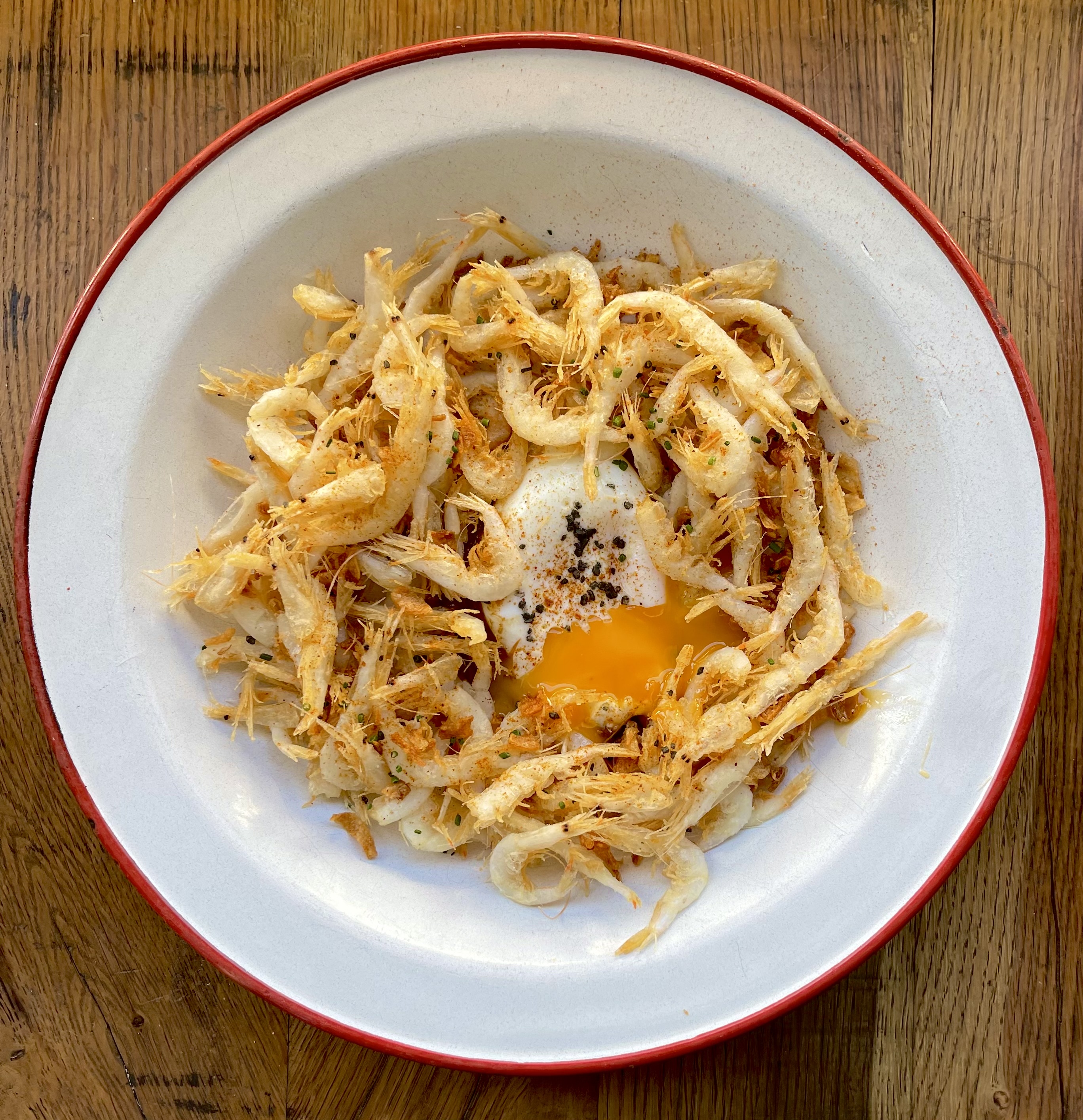 Fried egg with baby squid and fried chives