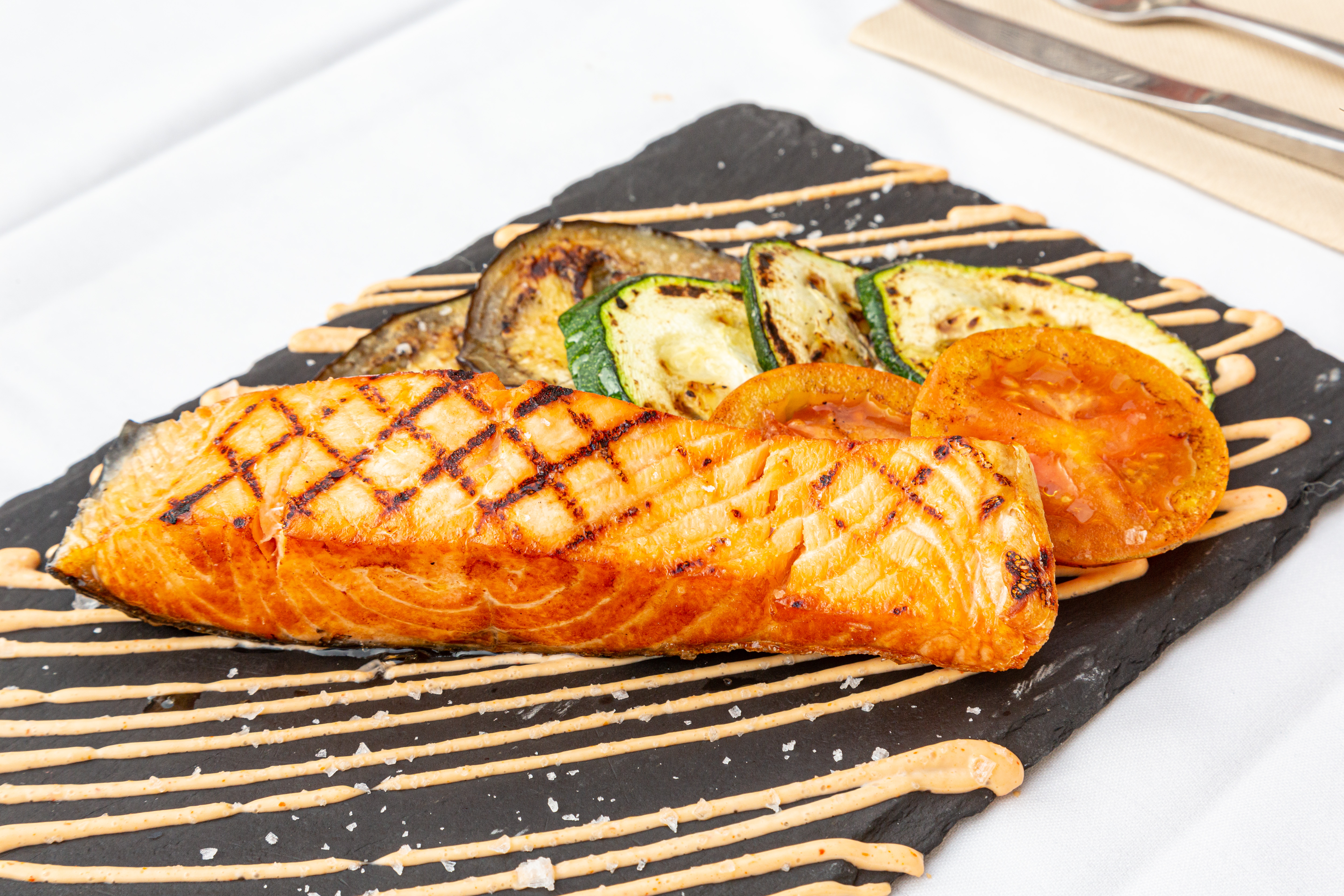 Salmone norvegese alla griglia con verdure di stagione con un tocco di siracha.