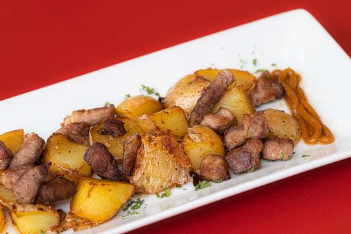 Iberian meat with mojo sauce and potatoes