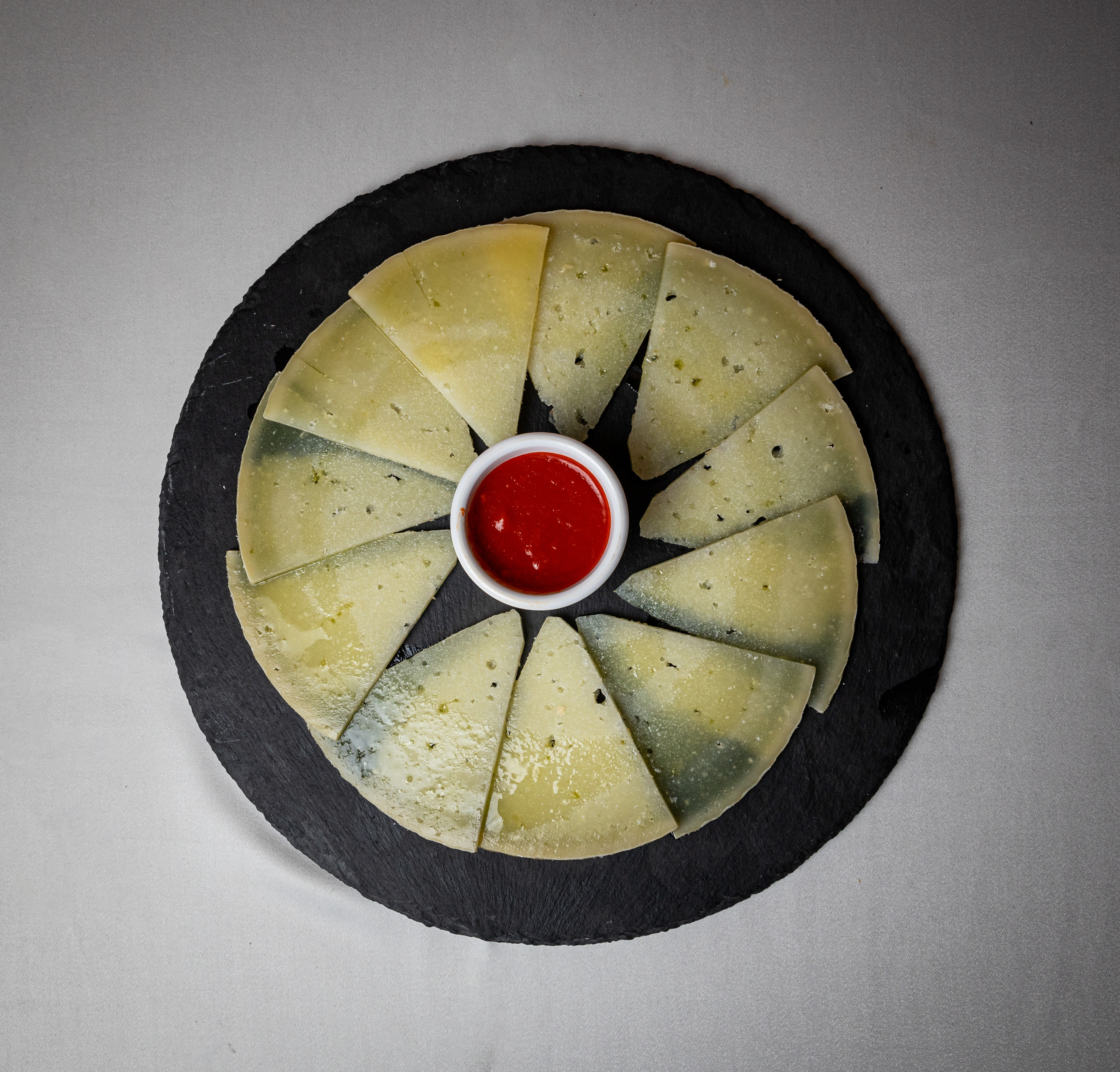 Table de fromage affiné avec confiture de piquillo