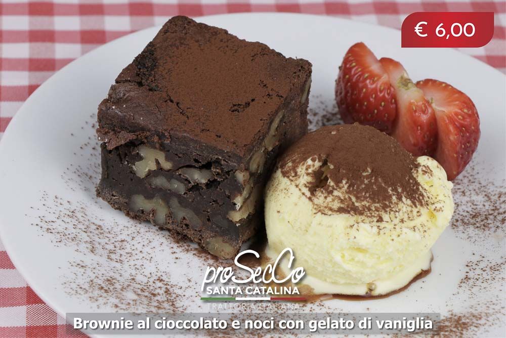 Schokoladen-Nuss-Brownie mit Vanilleeis