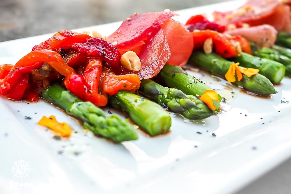 Warm salad of Bierzo red peppers with asparagus