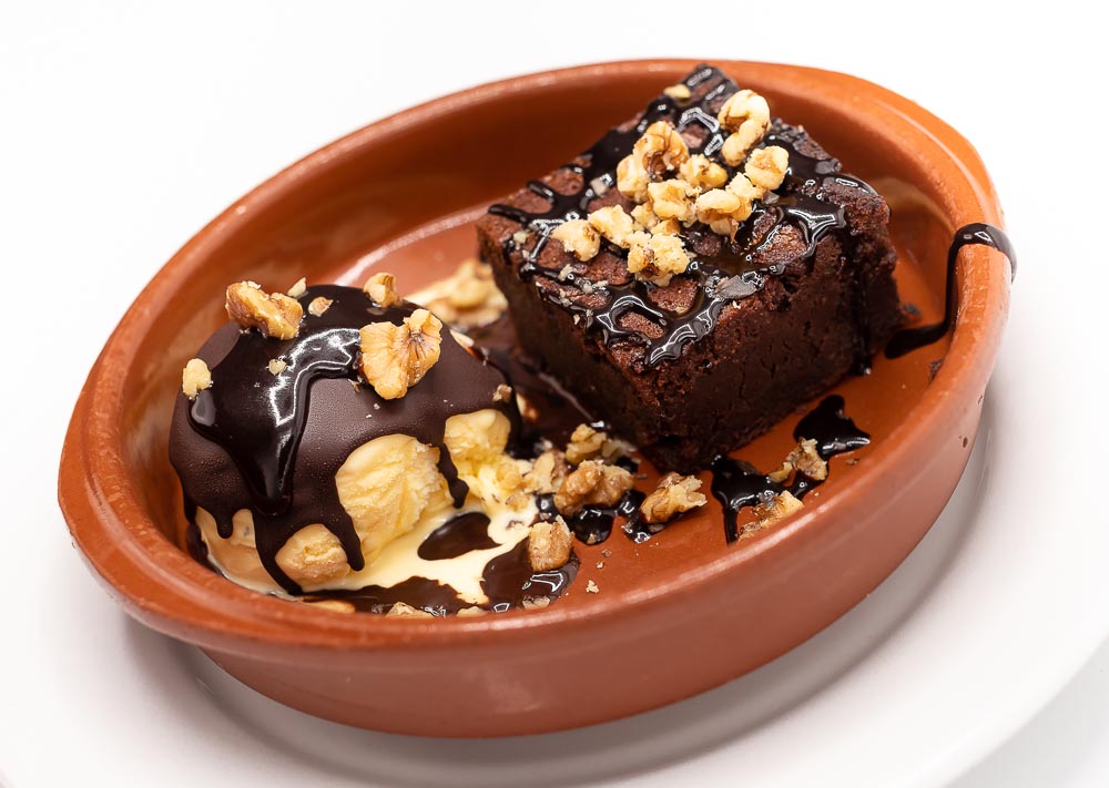 Schokoladen-Brownie und Vanilleeis