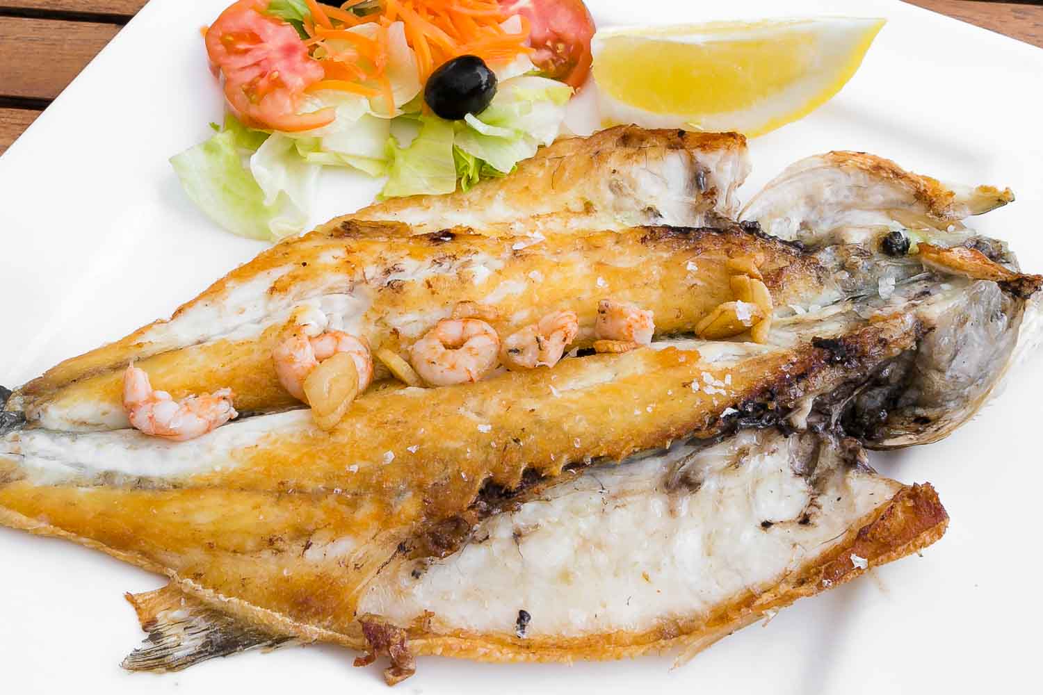 Grilled sea bream with garlic