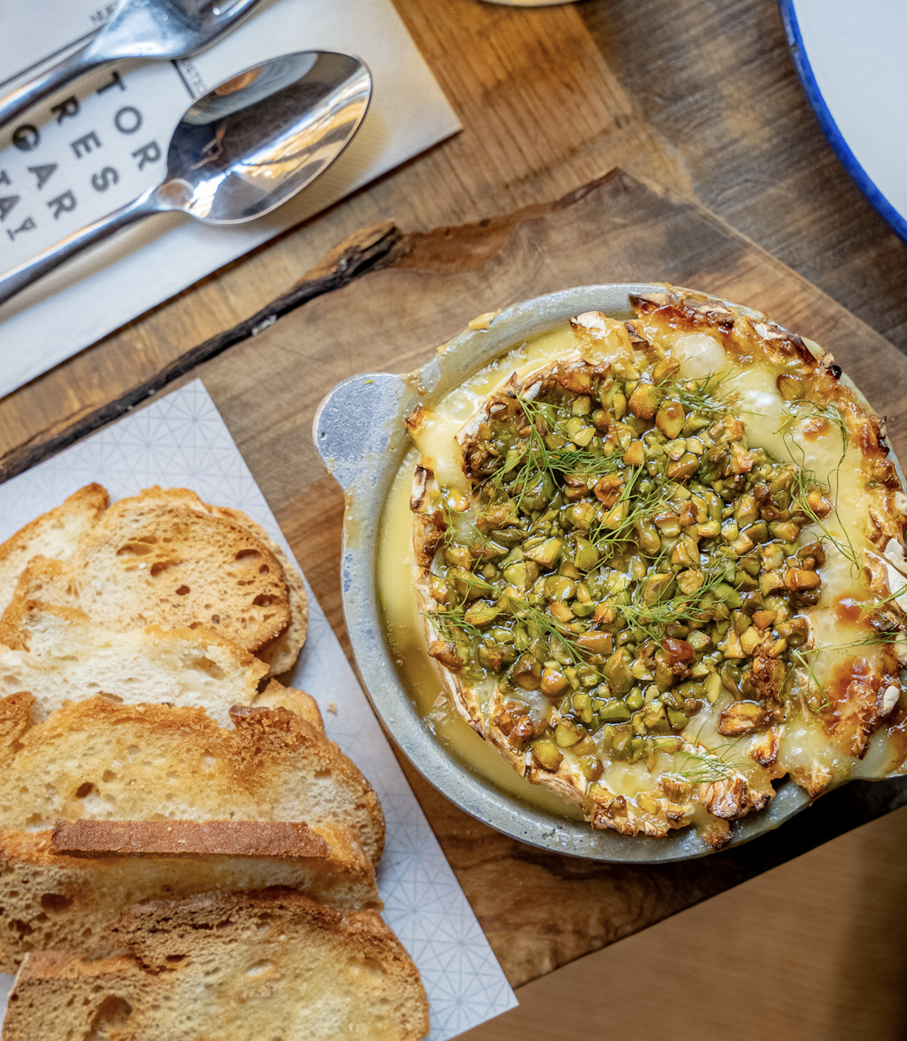 Melting Camembert with pistachios, honey and brandy