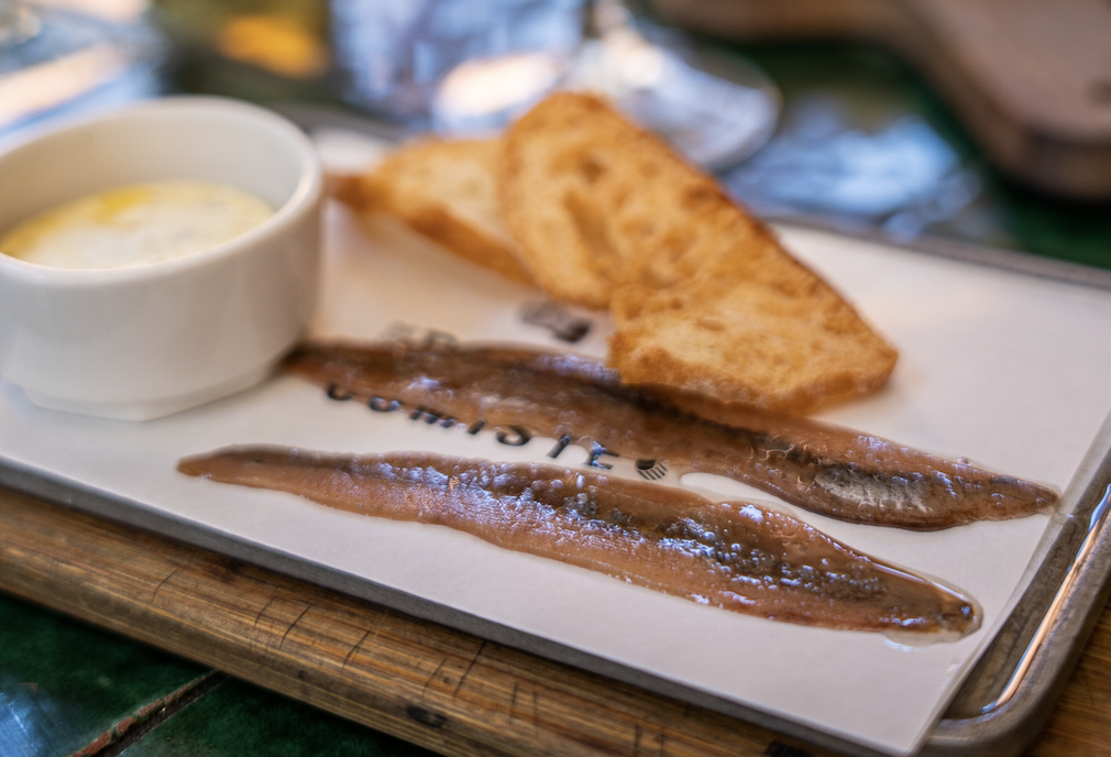 Cantabrian anchovy "00" with toasts and smoked butter