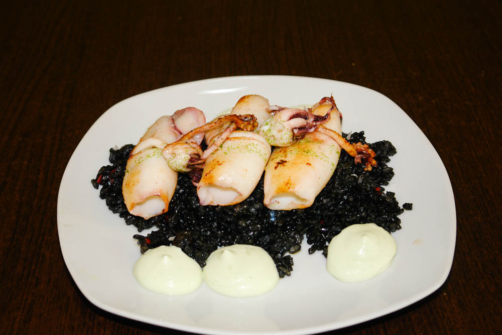 Grilled small squid with black rice