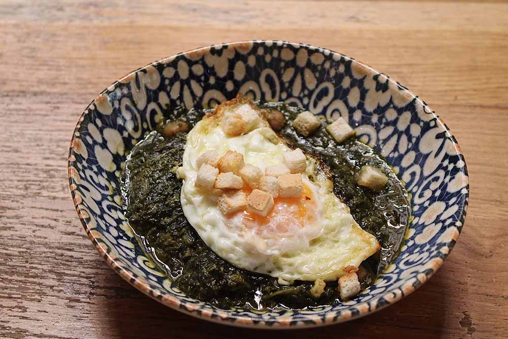 Spinach stewed and fried egg
