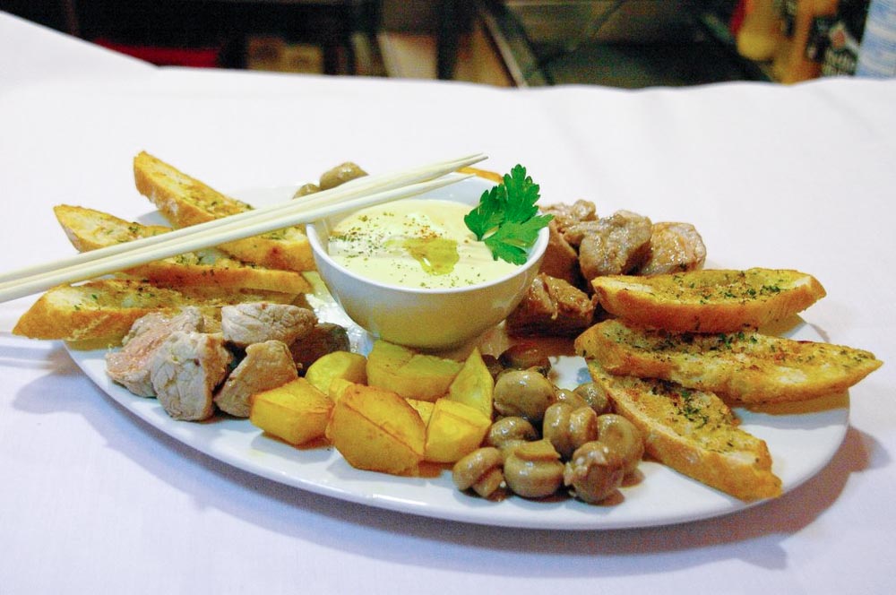 Four cheese warm fondue, sirloin, mushrooms, potatoes and crispy bread toasts