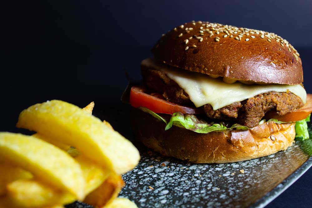 Veggie Burger: espinacas, setas, lentejas, nueces y zanahoria morada con queso gouda, tomate y hoja de roble