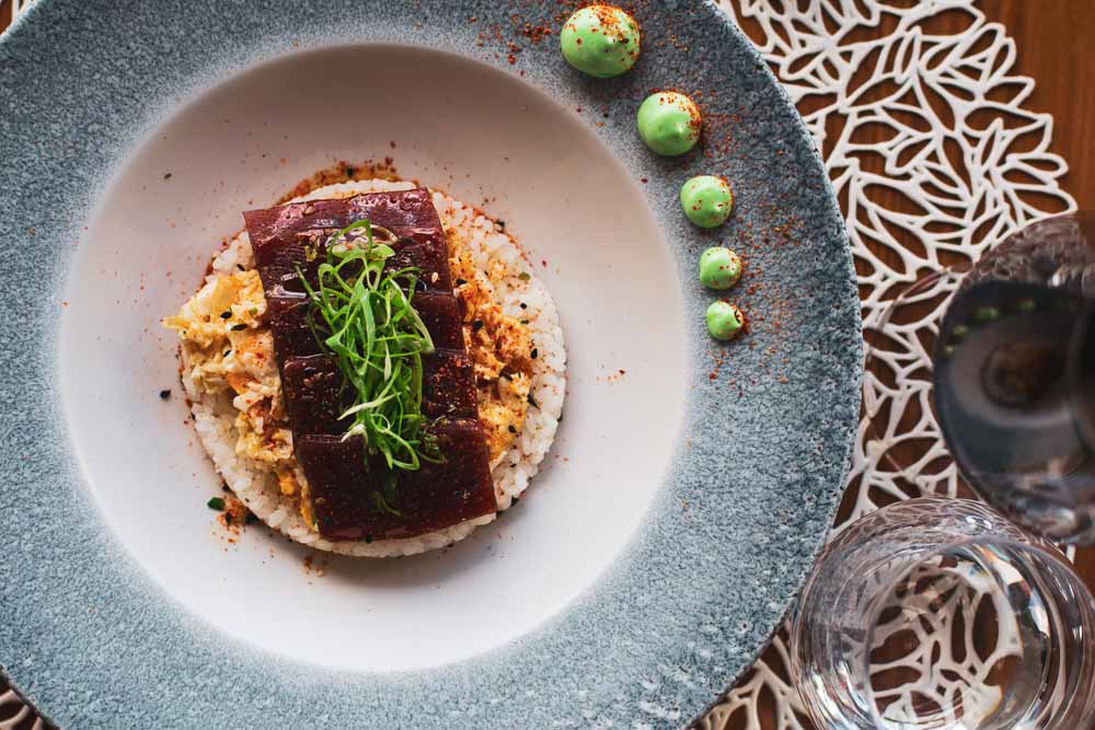 💚 Huevos camperos rotos con atún rojo, arroz, y mahonesa de wasabi