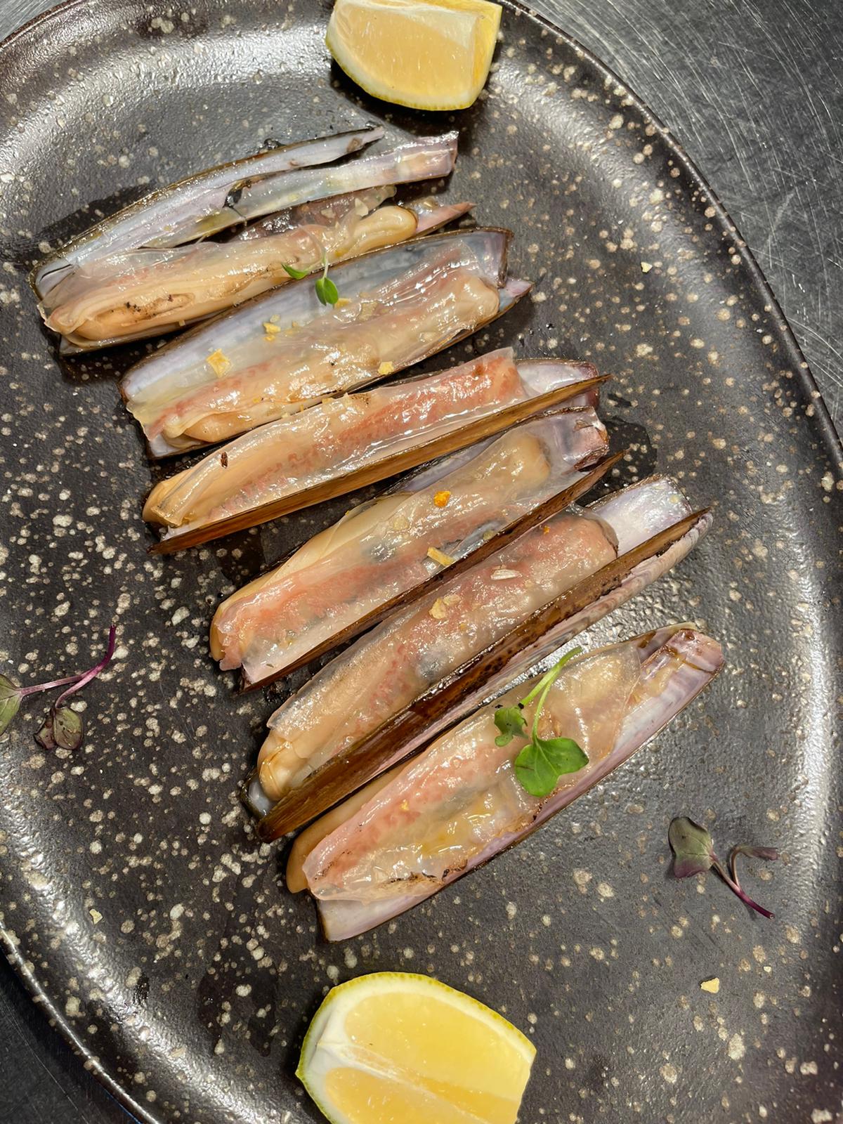 Grilled razor clams with Iberian dewlap