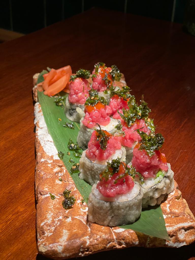 Tempura sushi roll de atún picante y aguacate