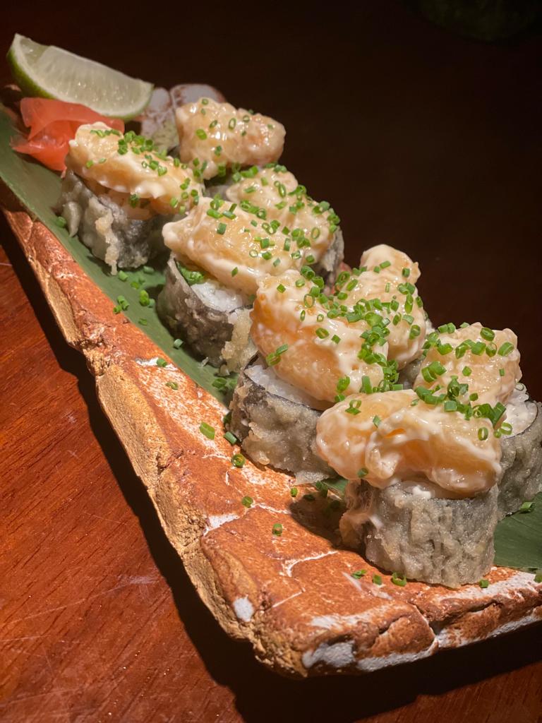 Tempura sushi roll de langostinos crispy yuzu