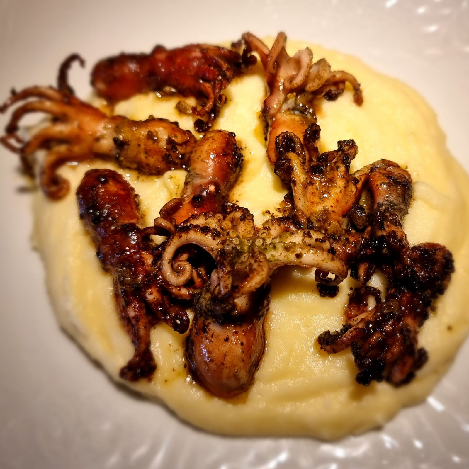 Garlic octopus with potatoes