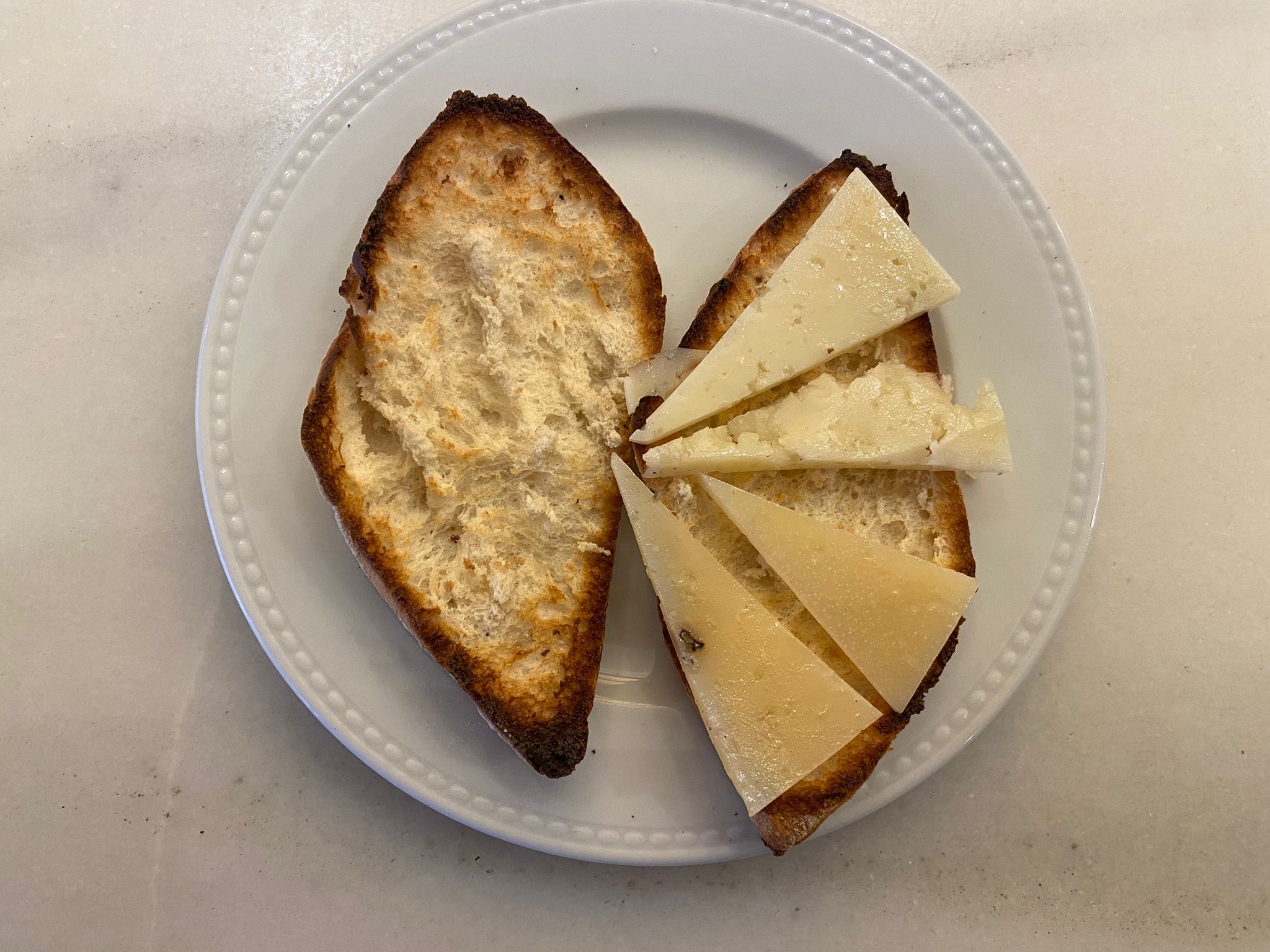 オイルまたはバターとマンチェゴチーズを添えてトーストします
