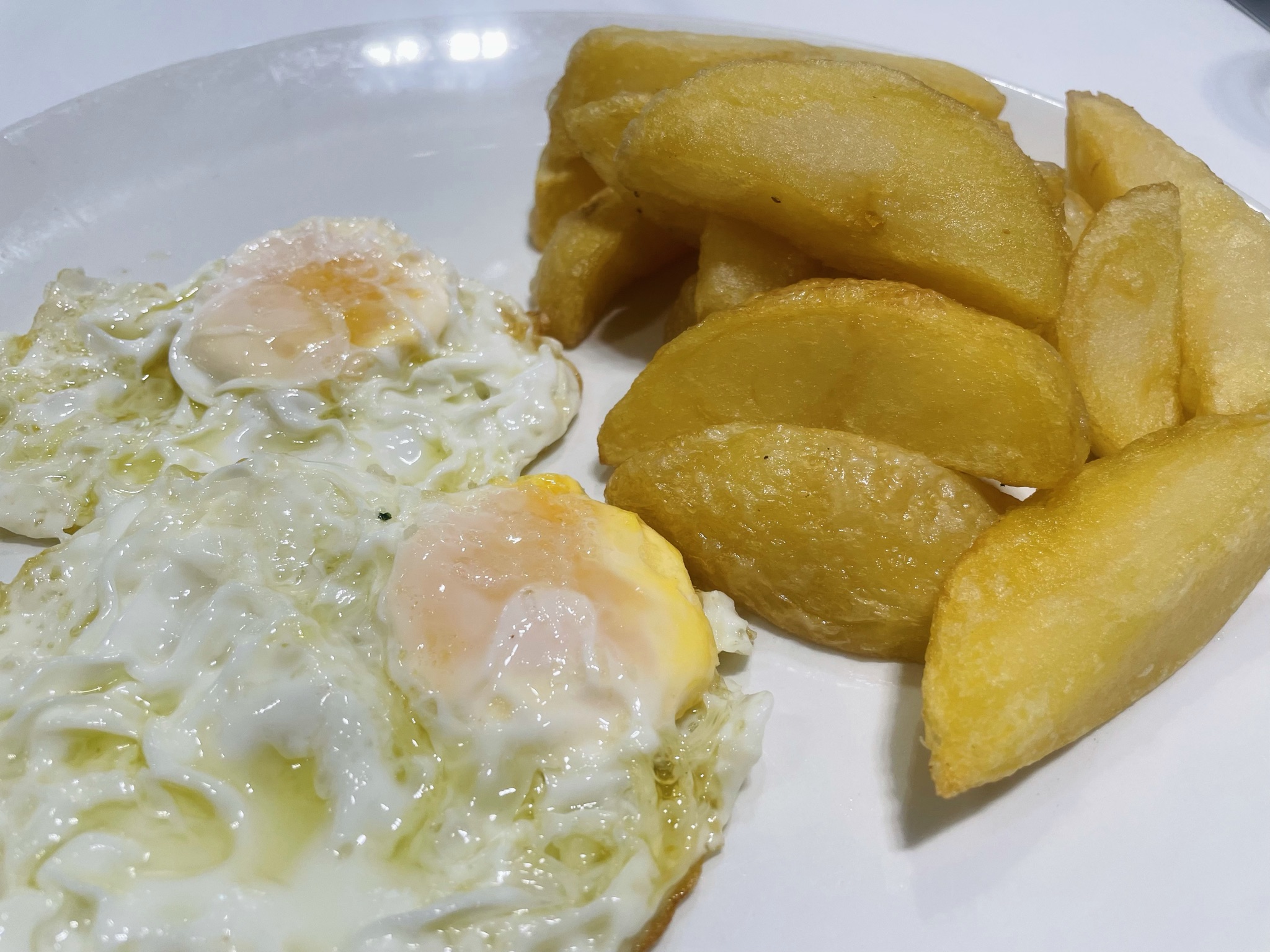Жареные яйца с картофелем фри